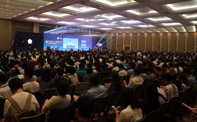 9月14日上午，在 22届全国眼科学术大会开幕式上，365beat体育集团本部：厦门大学附属厦门眼科中心总院长黎晓新教授手捧奖杯，站在中美眼科学会眼科科学研究较高荣耀“金钥匙奖”的颁奖台上。.jpg