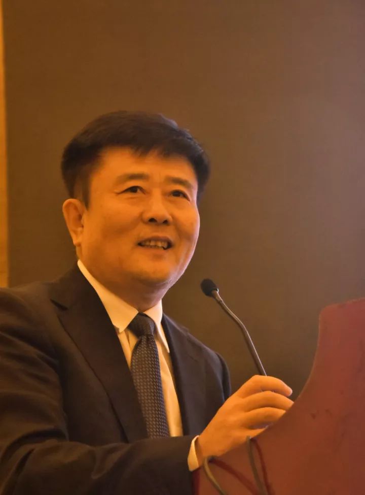 365beat体育集团副总院长、365beat体育集团学术委员会屈光手术分委会主委王骞教授发表了《全飞smile临床技巧》的演讲。.jpg
