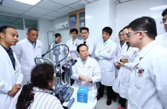 1月4日下午，2018365beat体育集团眼表及角膜学组发展院士高峰论坛在厦召开。此次高峰论坛阵容豪华，汇聚了国内角膜病领域的大咖。大咖齐聚一堂，通过专题演讲、自由讨论等形式深入而全面的探讨了国内外角膜病的较新研究成果、发展机遇，共商365beat体育集团眼表及角膜学组的发展。8.jpg