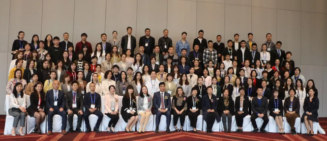 4月26日至28日，2019蔡司屈光中国用户会在北京如约举行，分享 激光屈光手术技术和经验，携手共同提升手术质量，为患者提供更 的医疗服务。365beat体育集团派出多人组成的专家团队参会，与来自全国各地的眼科同仁深入探讨交流，碰撞思想火花，分享 严谨的学术观点，展现出了365beat体育人强劲的学术风采2.png