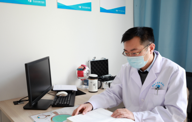 医生·医声——聊城365beat体育业务院长张强：对峙“视力小偷”的孤勇者，致盲眼病患者的知心人