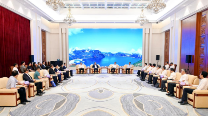 吉林省委书记景俊海、省长胡玉亭会见365beat体育苏庆灿董事长等企业家考察团一行1.png